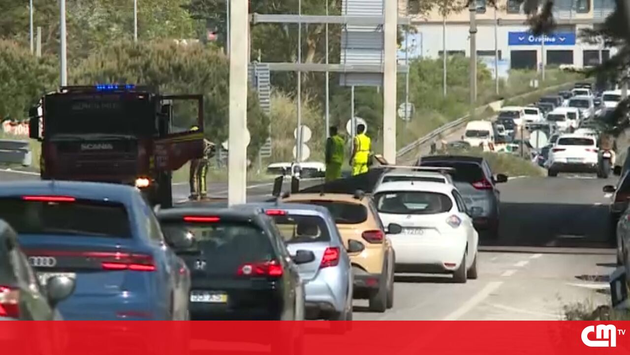 Acidente com três carros no IC19 faz quatro feridos e corta circulação - Correio da Manhã