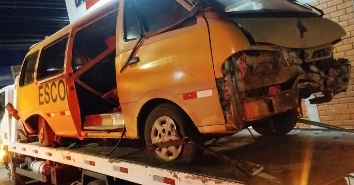 Acidente com van escolar deixa 17 feridos; condutora não era habilitada para o transporte de passageiros
