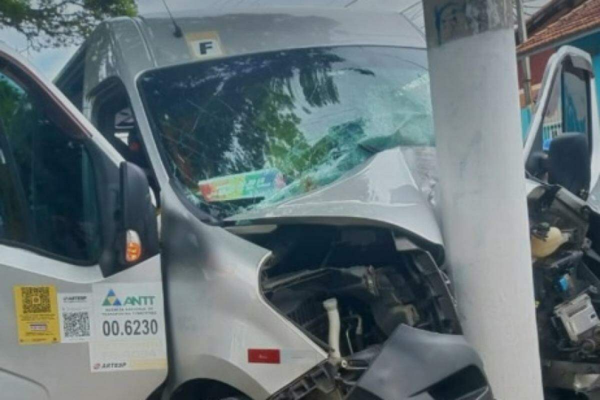 Veículo colidiu com poste em Lorena