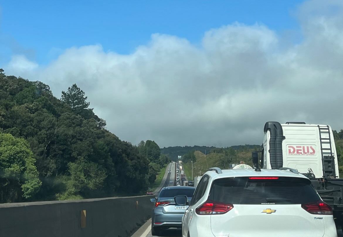 Acidente com vítima fatal interdita BR-277 em Morretes e causa 11 km de lentidão