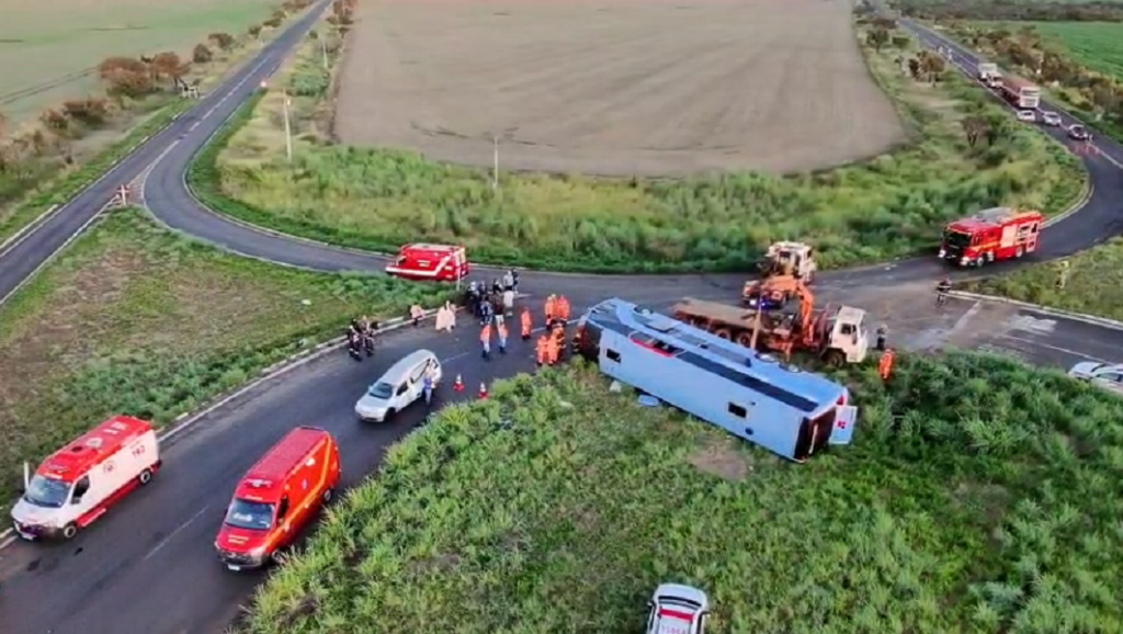 Acidente de ônibus em Minas Gerais deixa ao menos 11 mortos