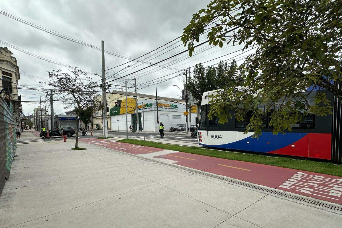 Acidente de trânsito interrompe teste do VLT no Centro de Santos - A Tribuna