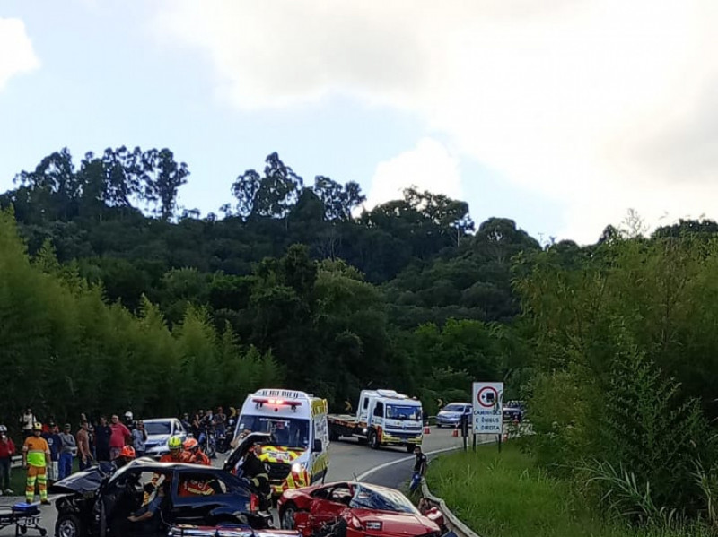 Acidente deixa a SP-079 totalmente interditada em Piedade