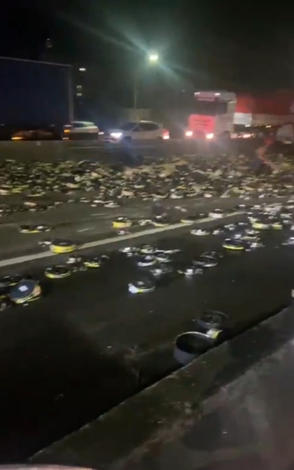 Acidente deixa carga na pista e interdita Via Dutra na altura de Resende | Rio de Janeiro