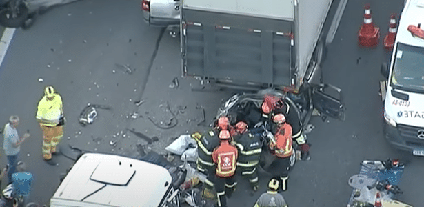 Acidente entre caminhões e carros deixa ferido na rodovia Anhanguera