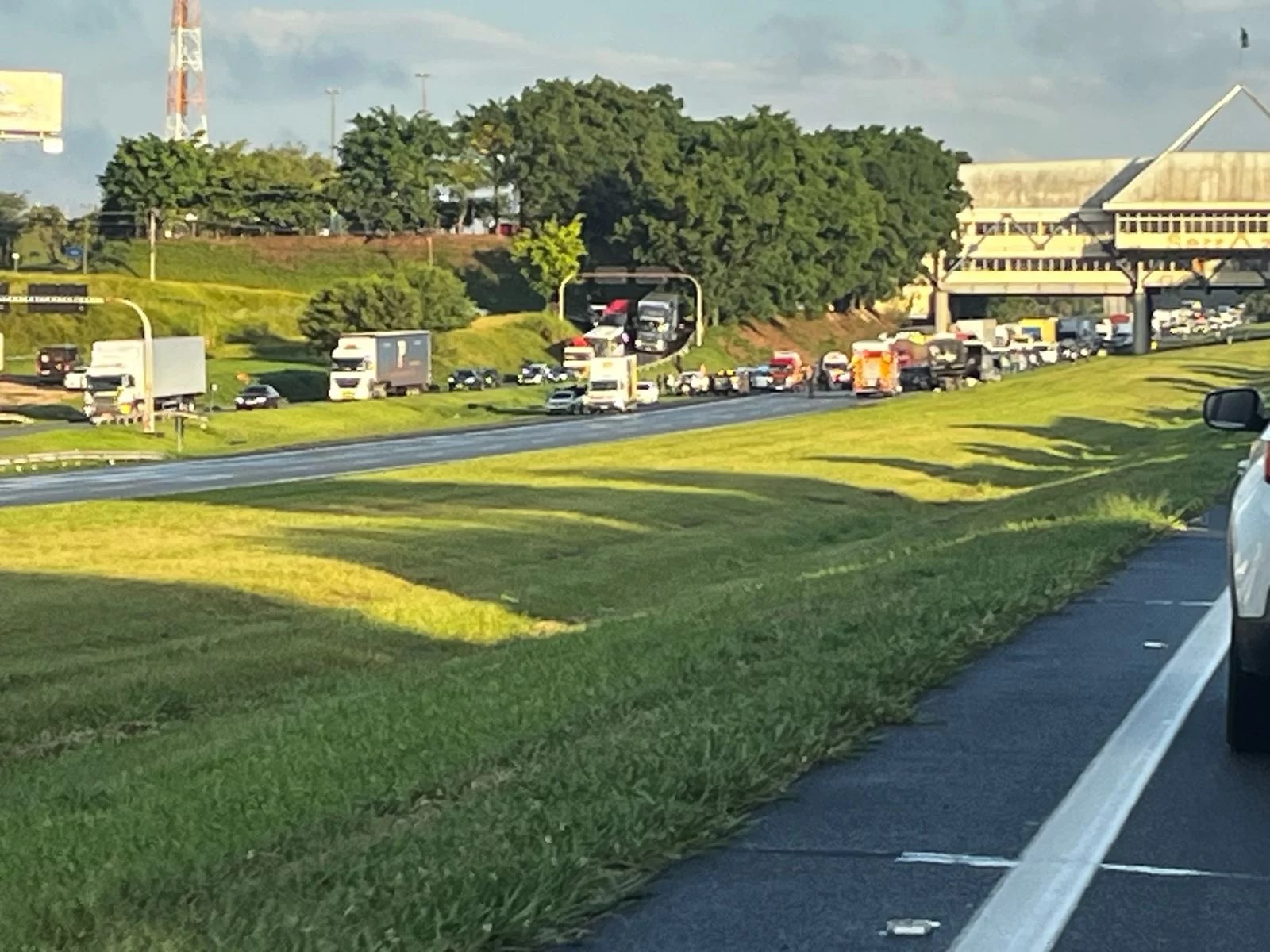 Acidente entre carreta e três veículos deixa cinco feridos na Bandeirantes