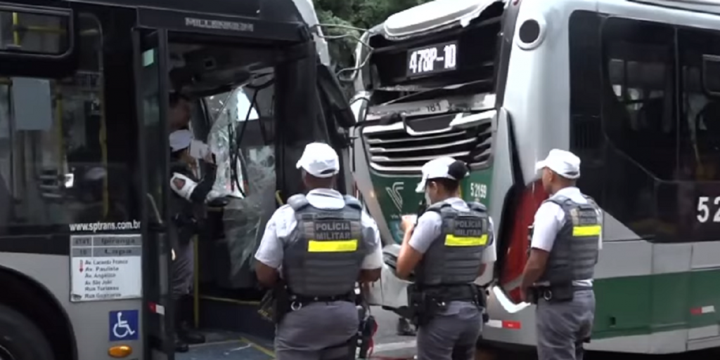 Acidente entre dois ônibus deixa sete pessoas feridas na Avenida Paulista