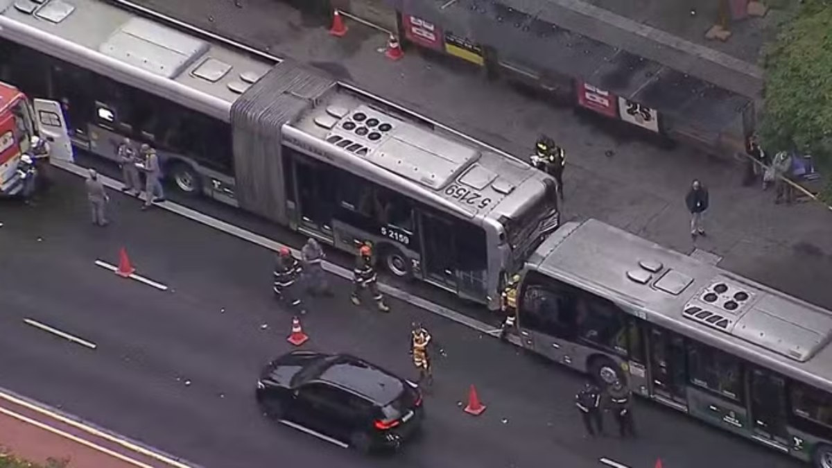 Acidente entre dois ônibus na Avenida Paulista deixa 8 feridos