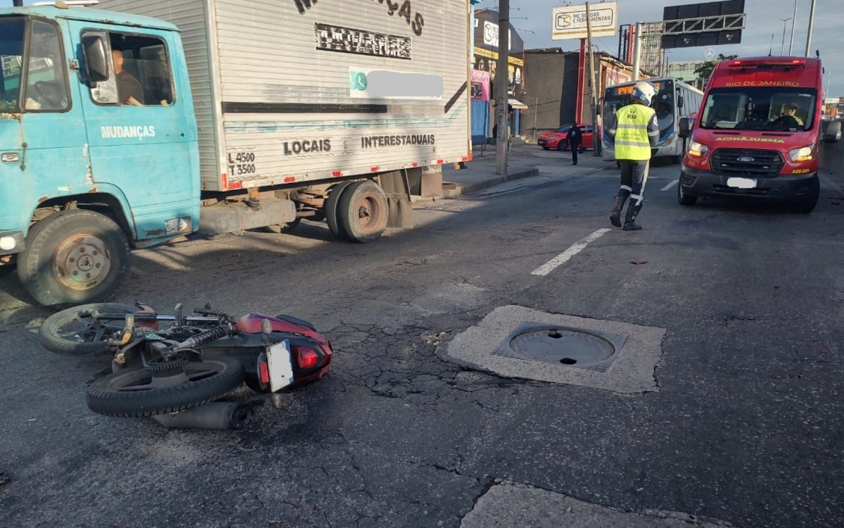 Acidente entre moto e caminhão deixa um morto na Avenida Brasil, altura de Ramos | Rio de Janeiro