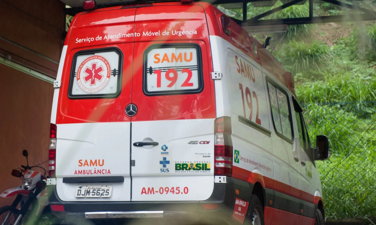 Acidente entre moto e retroescavadeira deixa homem gravemente ferido na MG 260, em Cláudio-MG