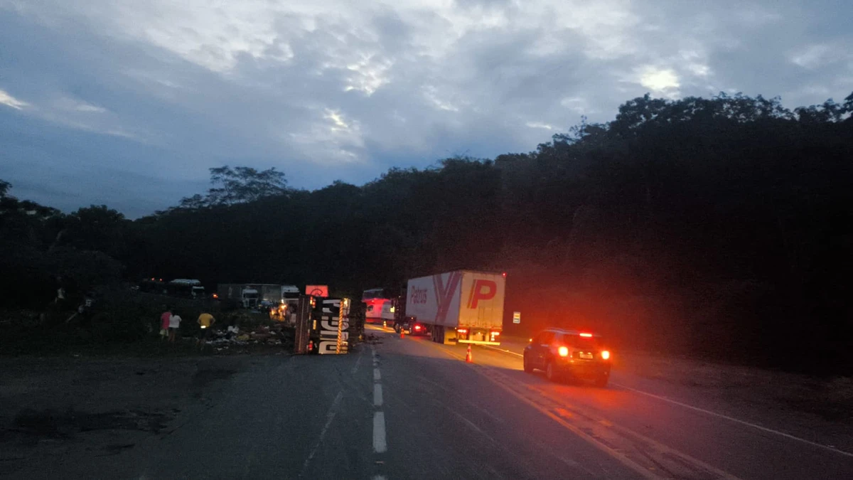 Acidente entre ônibus e carreta deixa mortos e feridos na BR-101 em Anchieta