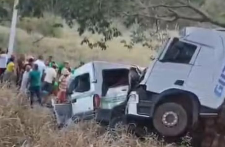 Acidente entre van e caminhão deixa 11 mortos na Bahia