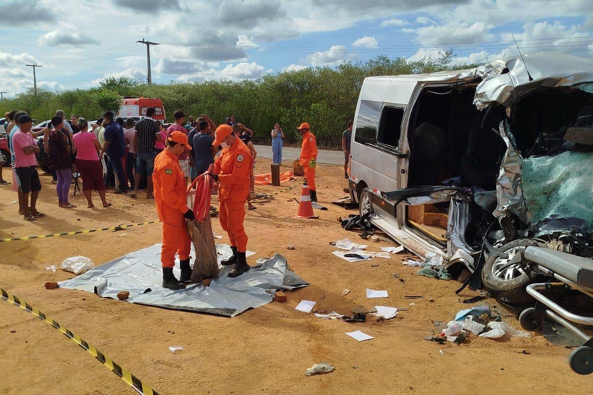 Acidente entre van e caminhão deixa seis mortos no Piauí - 03/04/2025 - Cotidiano