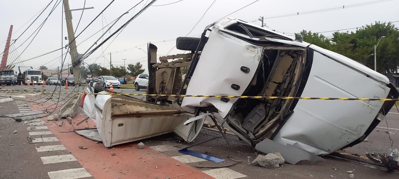 Acidente envolvendo caminhonete destrói postes no Uberaba, em Curitiba
