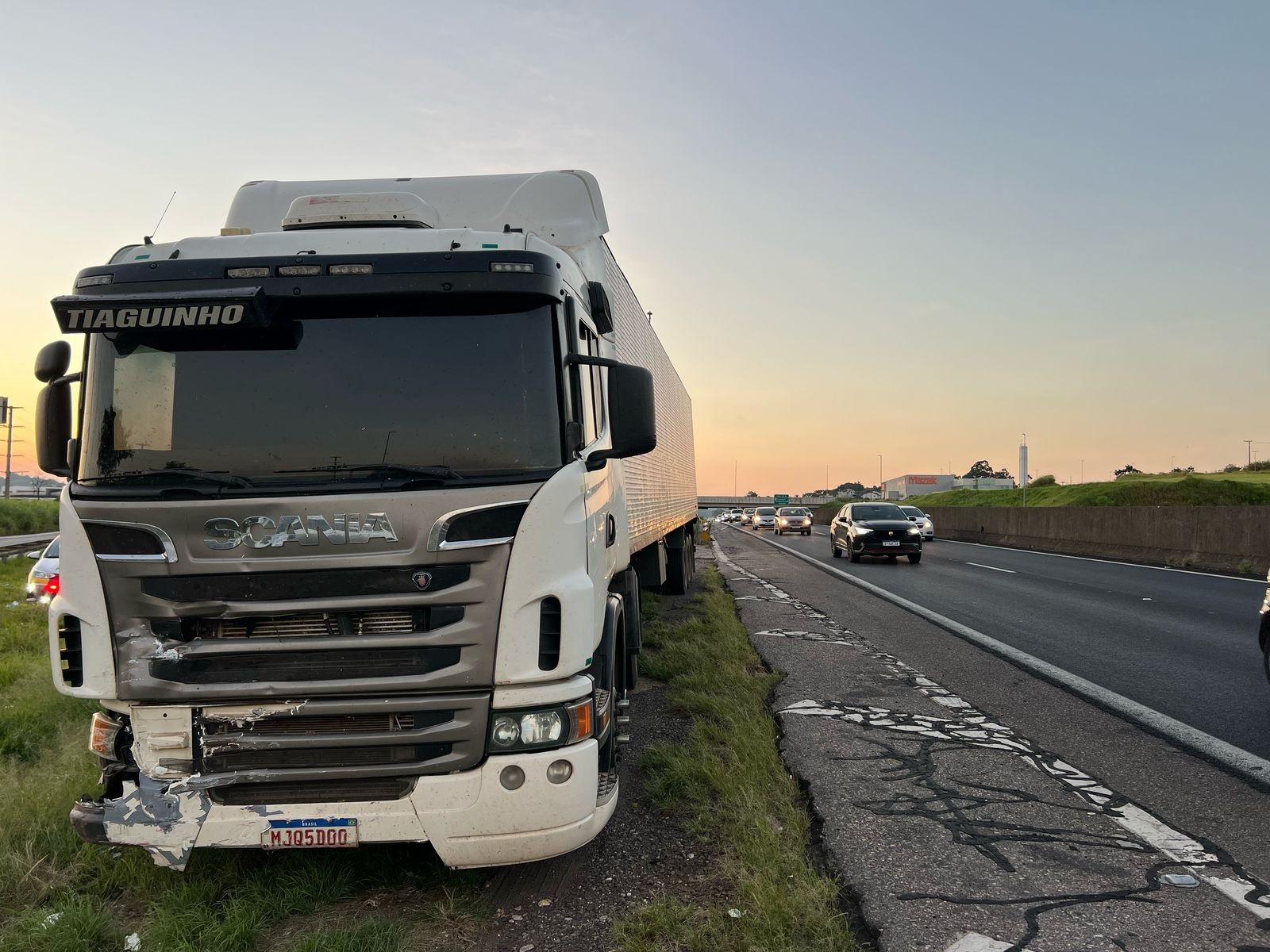 Acidente envolvendo carreta e veículo utilitário deixa criança de 11 anos em estado grave ...