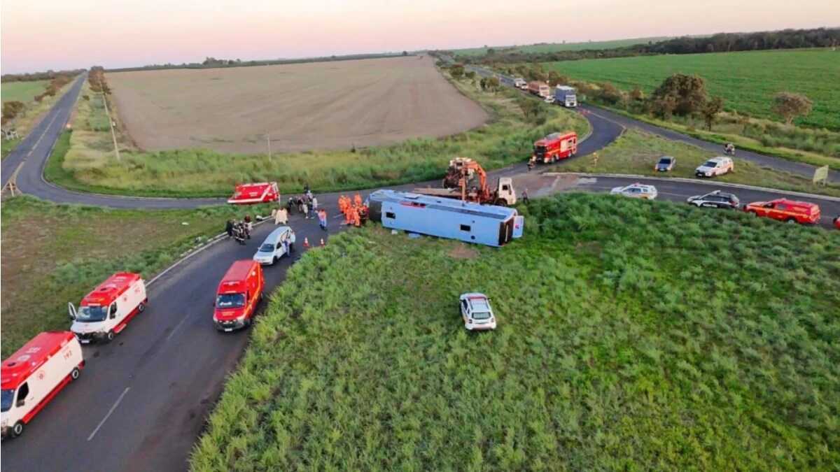 Acidente grave com ônibus deixa 10 mortos e 18 feridos - Gazeta de São Paulo