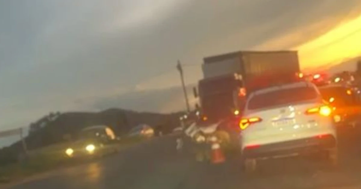 Acidente grave na BR-381 em Ravena envolve moto e caminhão Grave acidente na BR-381 em Ravena envolve moto e caminhão