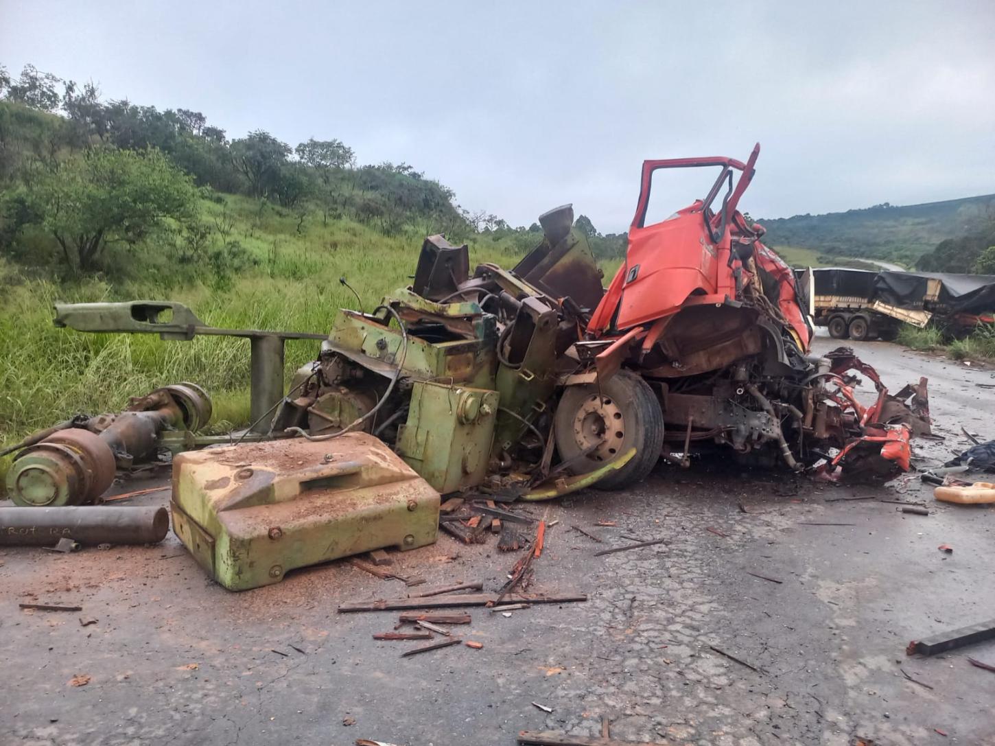 Acidente gravíssimo entre carreta e caminhões deixa um morto
