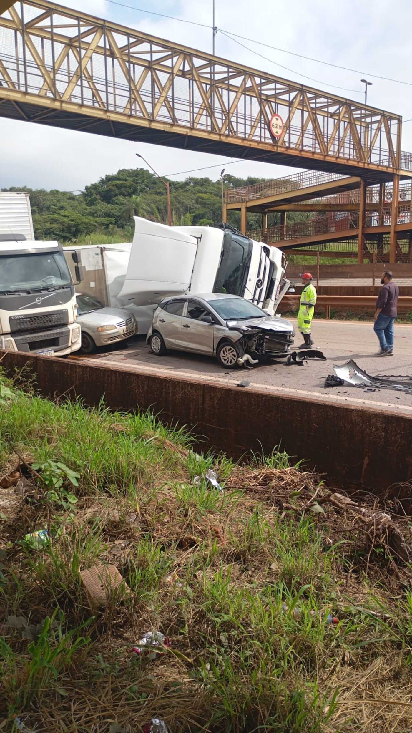 Acidentes interditam a BR-381, na Grande BH, nos dois sentidos