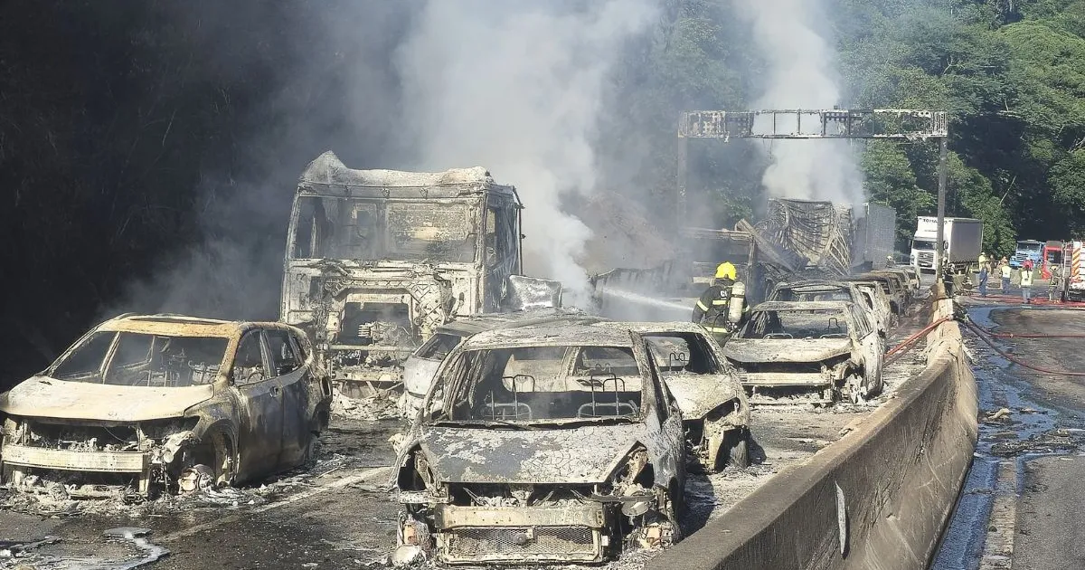 Após acidente e incêndio em Morro dos Cavalos (SC), BR-101 segue totalmente interditada