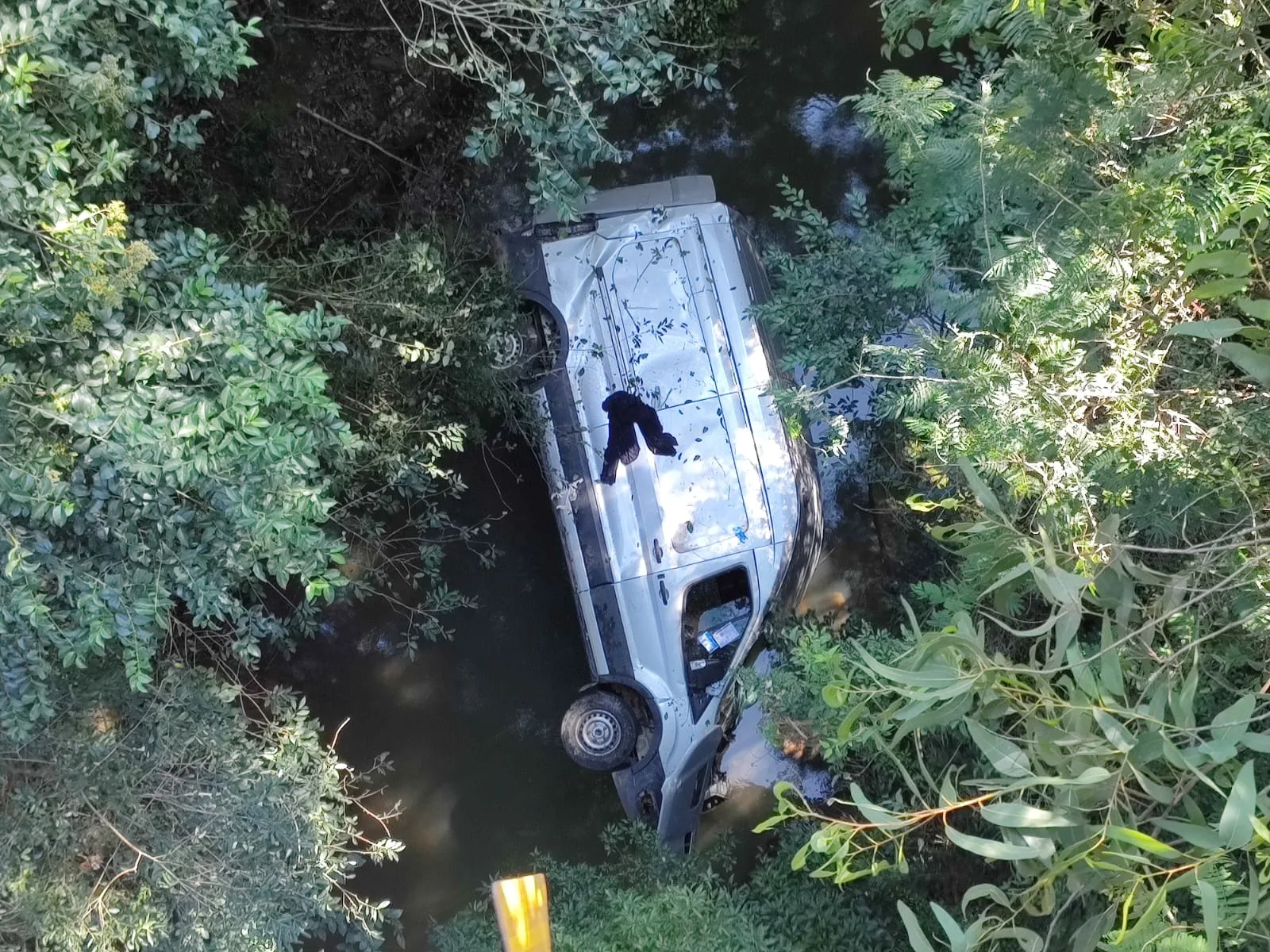 Após acidente, van cai da ponte do Rio Burati em Farroupilha - Leouve