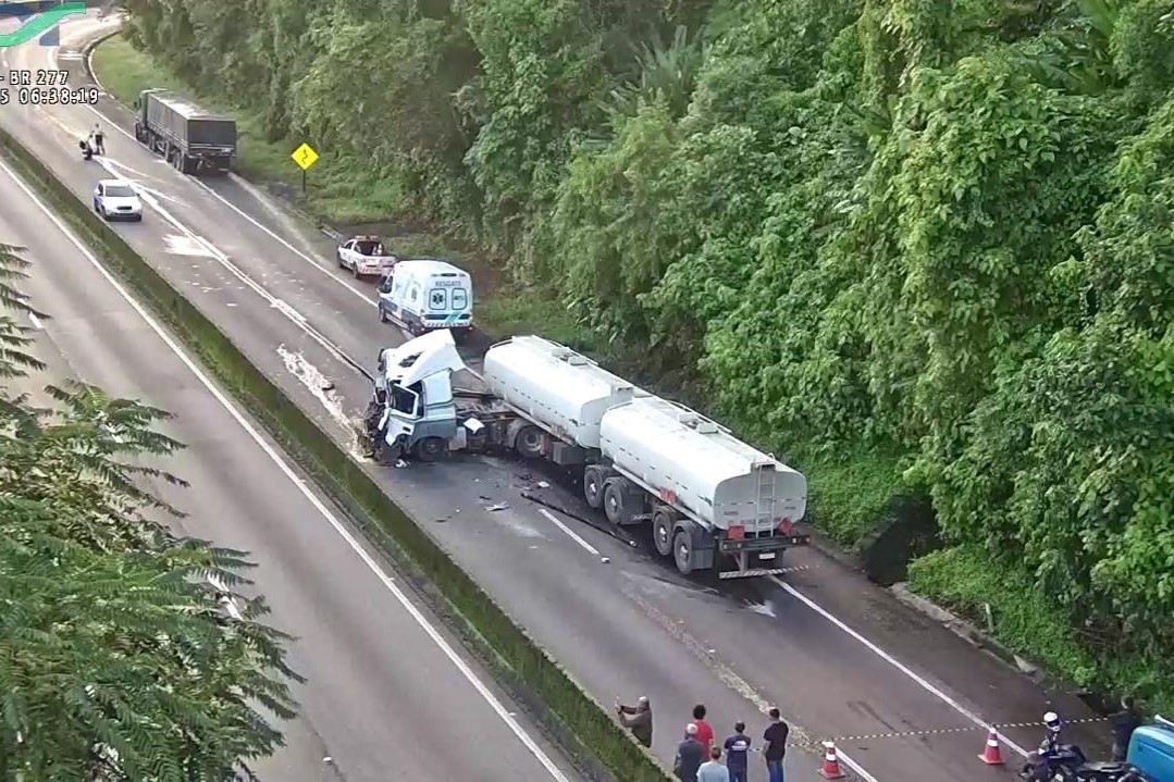 Acidente bloqueia BR-277 em Morretes