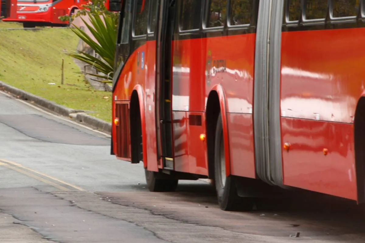 Bairro de Curitiba tem acidente trágico com ônibus biarticulado