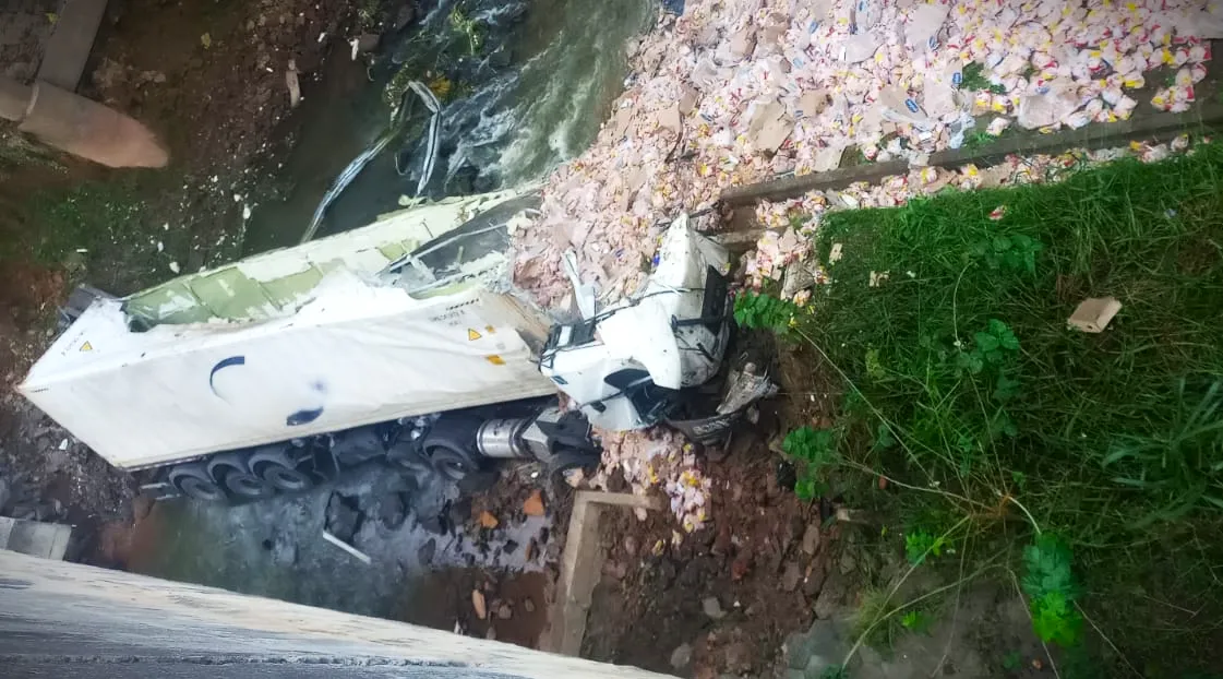 Caminhão cai de ponte em grave acidente na BR-376 em PG; vídeo