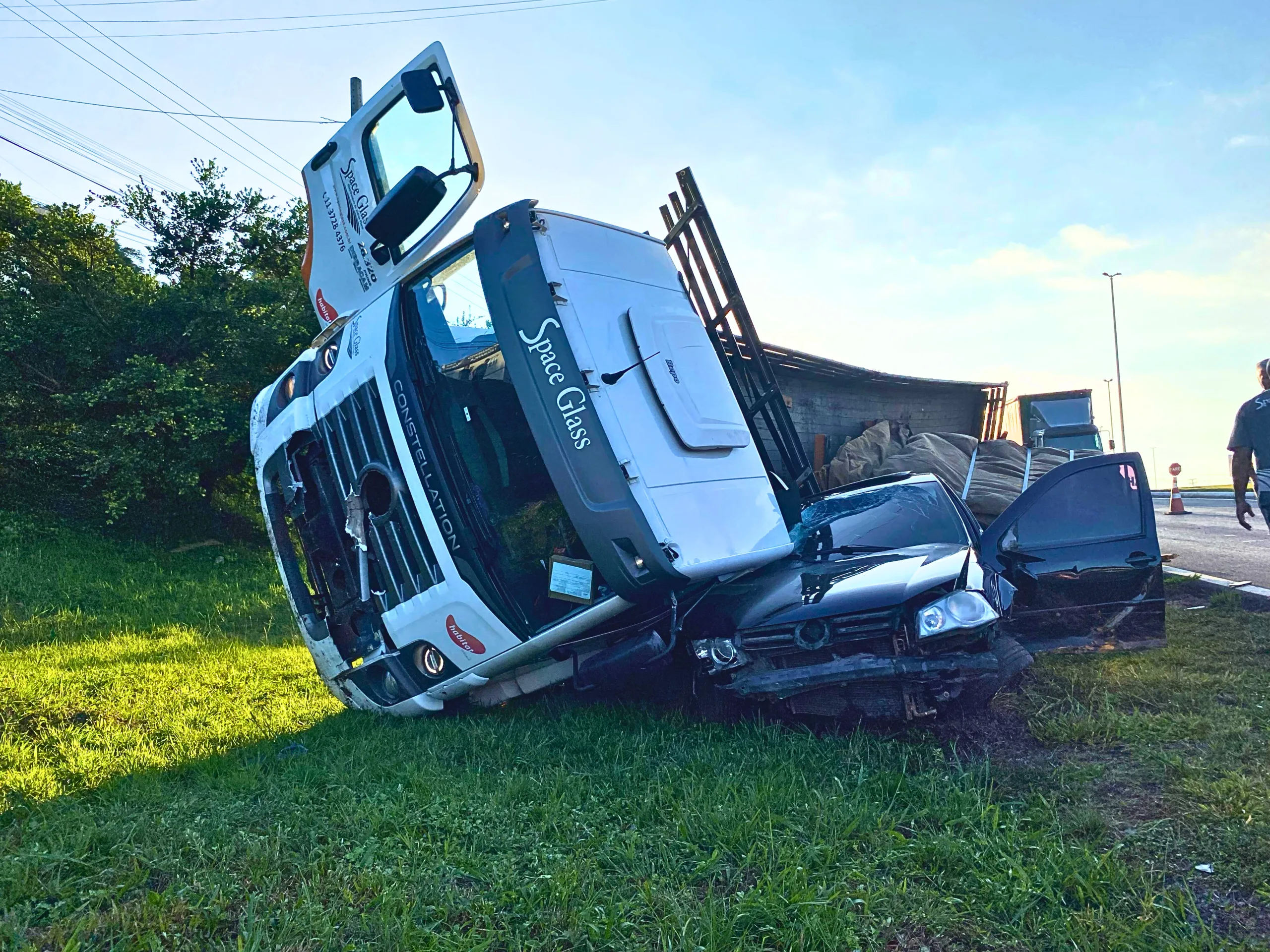 Caminhão tomba após acidente na RSC-453, em Farroupilha