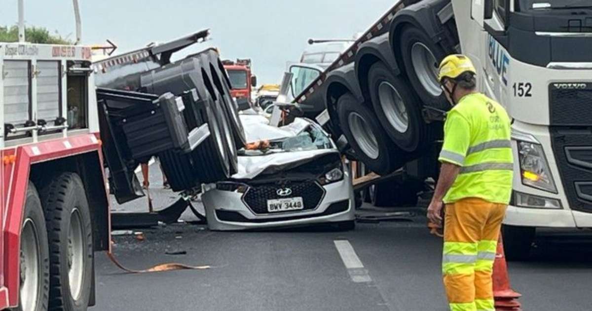 Carga de caminhão se solta e causa acidente na rodovia Anhanguera no sentido da Capital