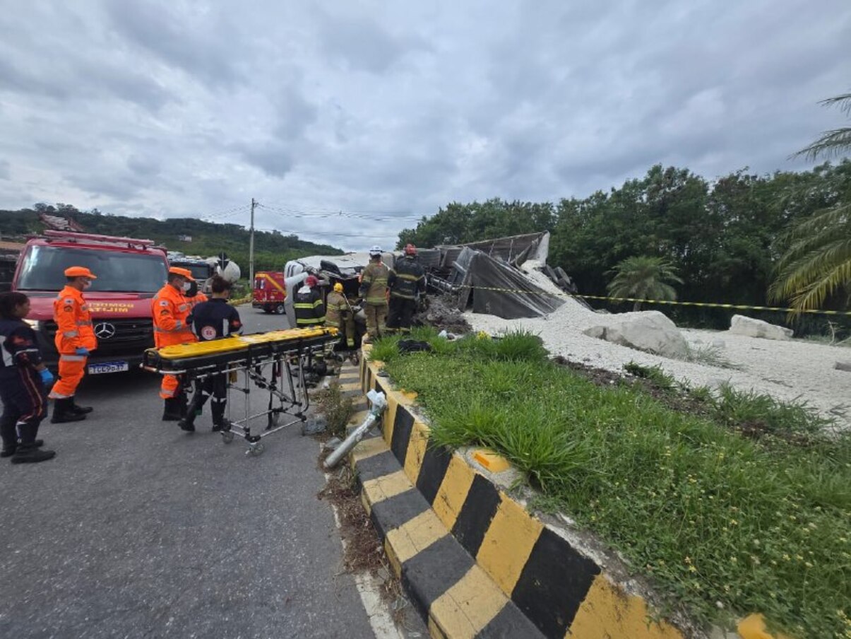 Carreta tomba, e motorista morre em acidente na Grande BH