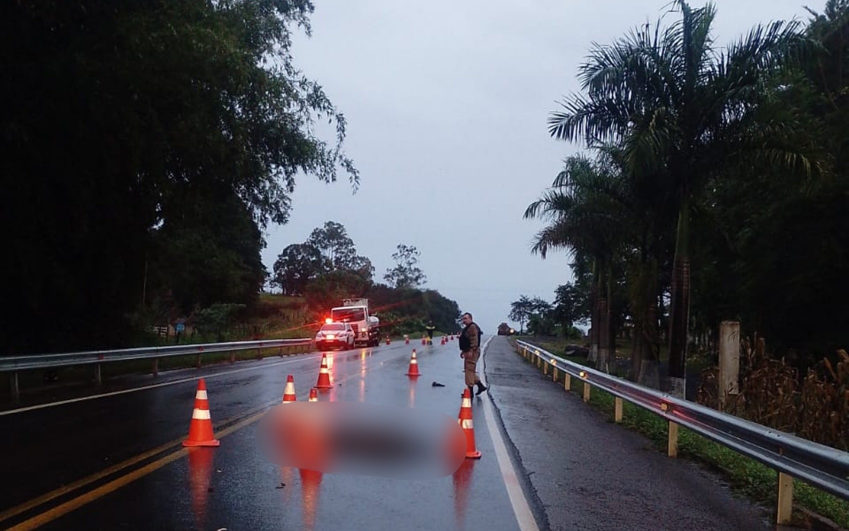 Casal morre em acidente entre moto e caminhão na BR-491, em Monte Belo, MG - G1