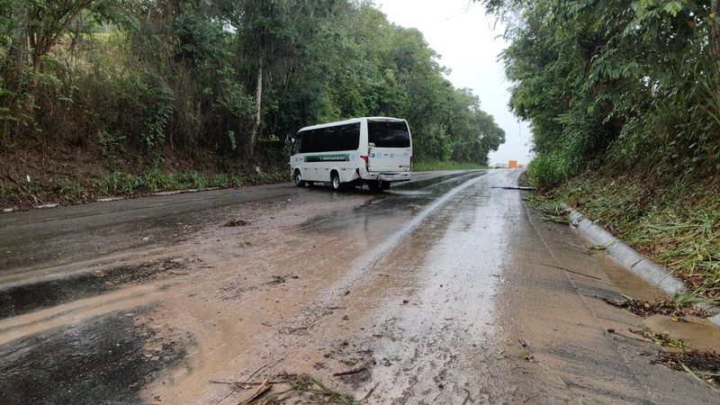 Chuva em Alagoas deixa pistas escorregadias e causa acidente na BR-104