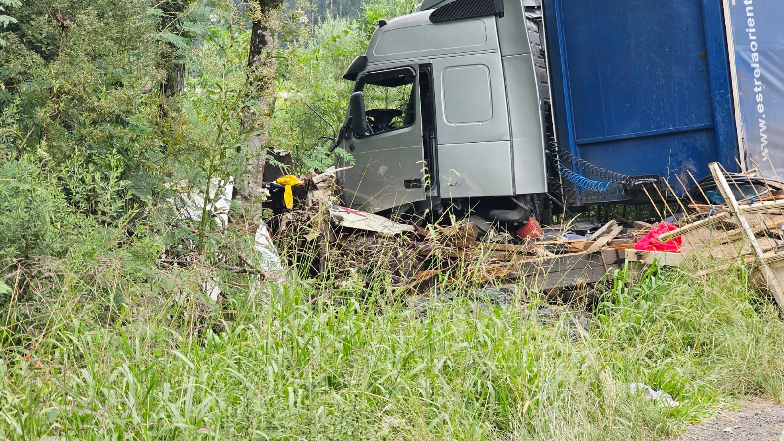 Cinco trabalhadores de empresa de engenharia morrem após acidente na BR-476