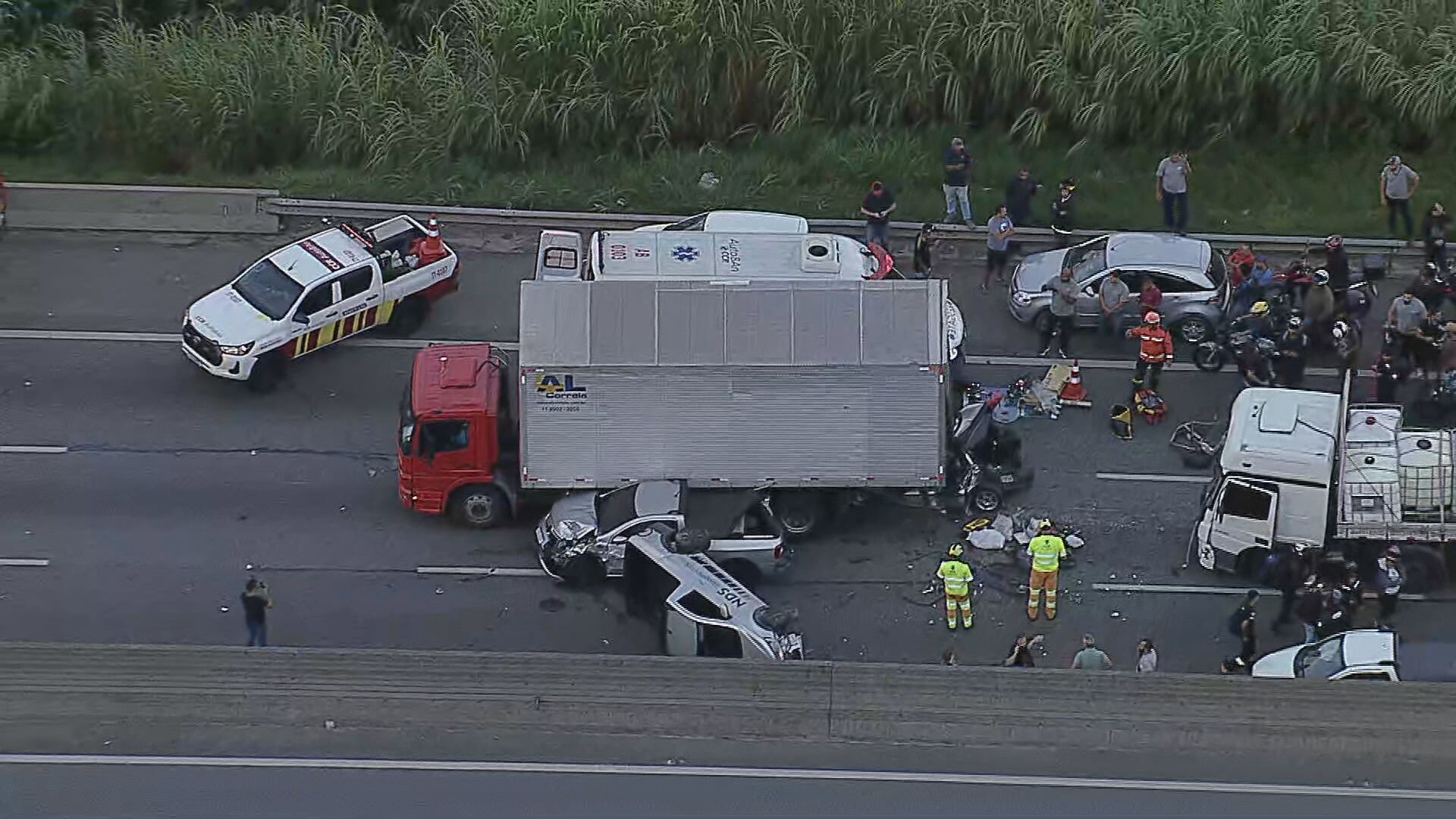 Dois caminhões e três carros se envolvem em grave acidente na Rodovia Anhanguera | São Paulo
