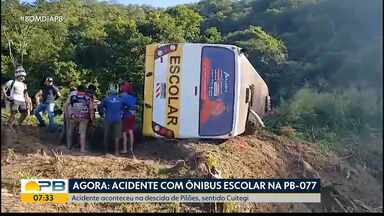 Dois estudantes morrem em acidente com ônibus na descida de Pilões para Cuitegi - Um acidente com um ônibus escolar ocorreu há pouco na descida de Pilões para Cuitegi. Os feridos estão sendo levados para o Hospital de Guarabira, onde o repórter Pedro Júnior acompanha a situação.
