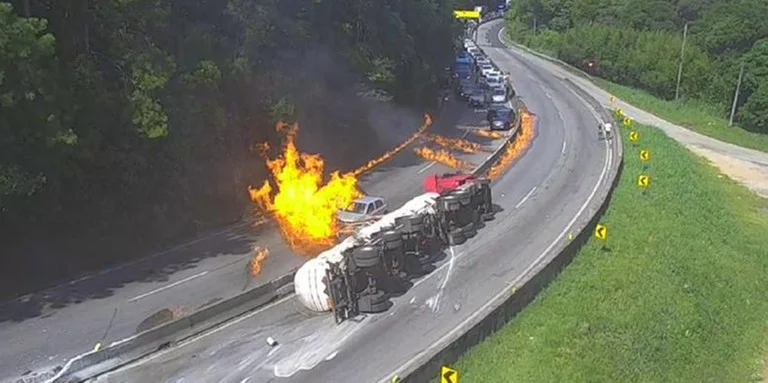 Explosão após acidente com carreta de combustível provoca incêndio e bloqueia BR-101 em Santa Catarina
