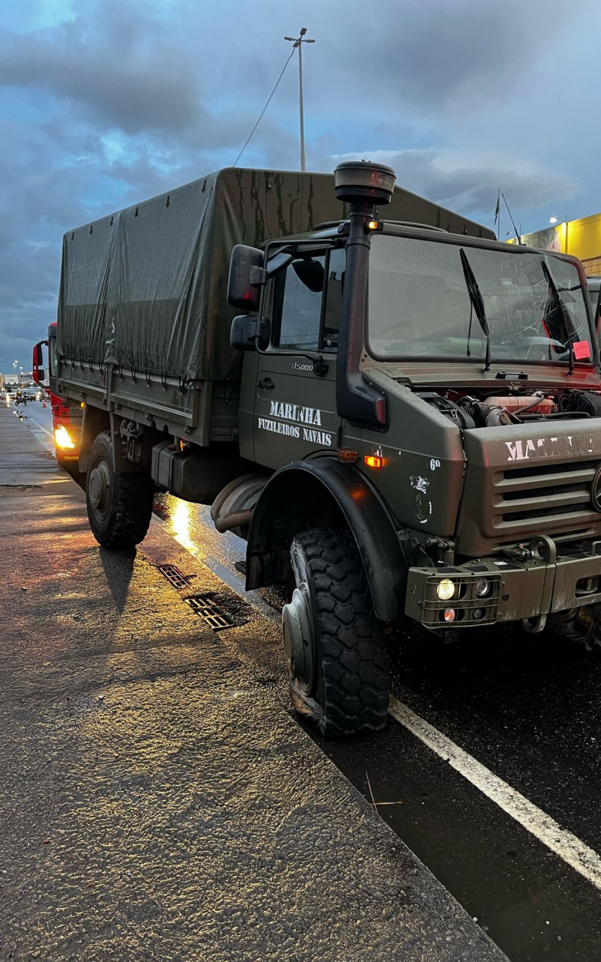 Fuzileiros navais ficam feridos em acidente com caminhão da Marinha na Avenida Brasil | Rio de Janeiro