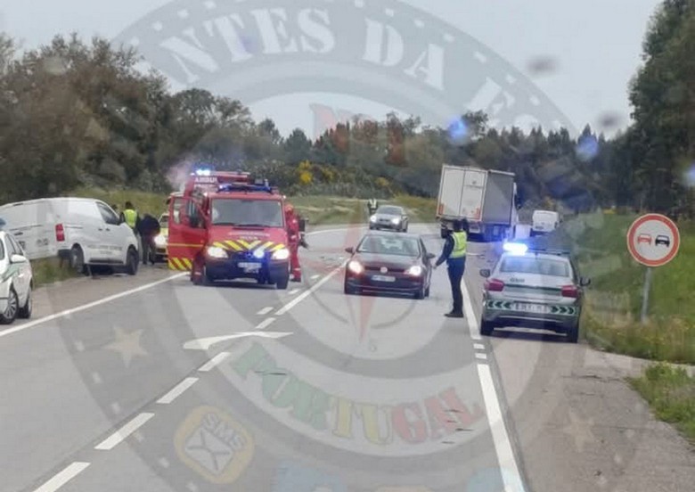 Homem de 48 anos gravemente ferido num acidente entre camião e automóvel