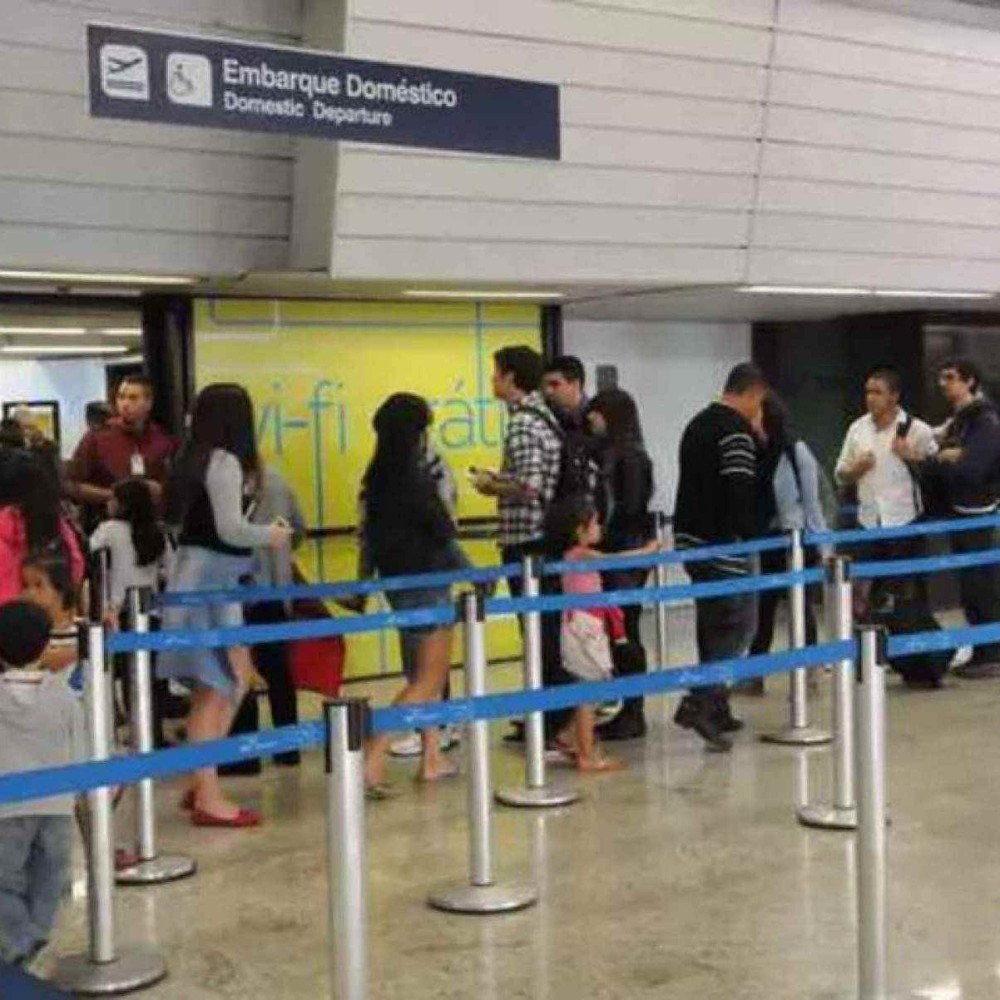 Idosa é indenizada após sofrer acidente durante embarque de voo em Confins