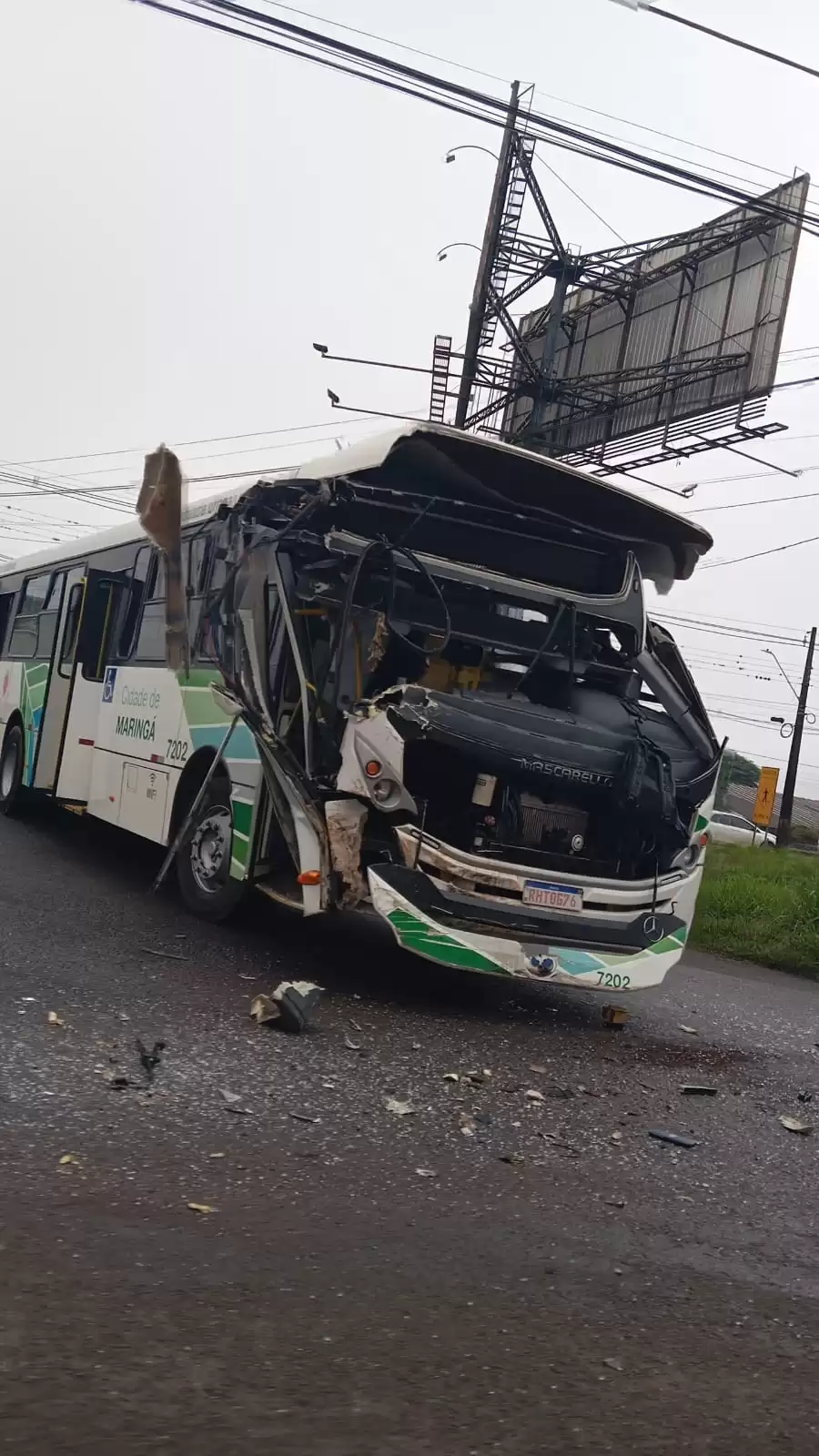 Maringá: Motorista e passageiros ficam feridos em acidente envolvendo ônibus do transporte coletivo