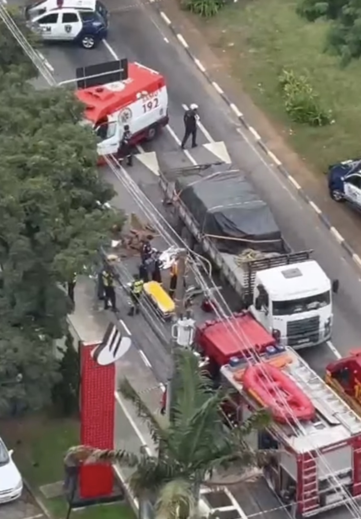 Motociclista morre em acidente com caminhão na avenida Paulo Faccini; trânsito é intenso no local