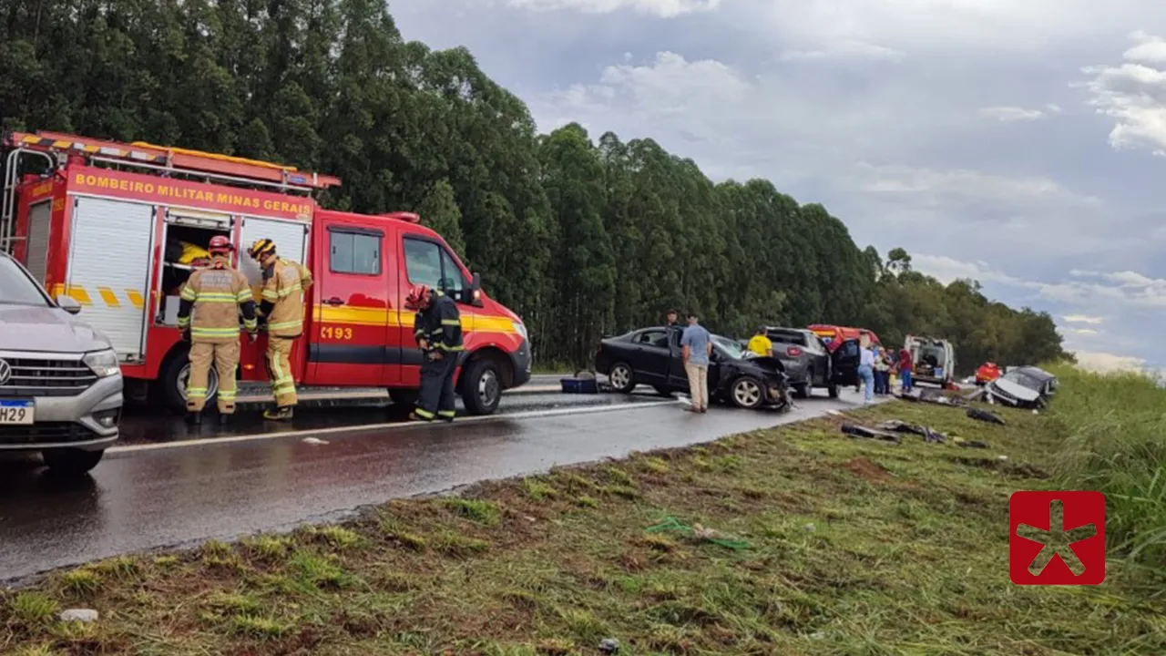 Motorista fica preso às ferragens em violento acidente na BR-365 em Patos de Minas