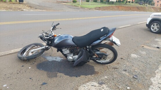 Mulher morre e adolescente fica ferido em grave acidente entre moto e caminhão