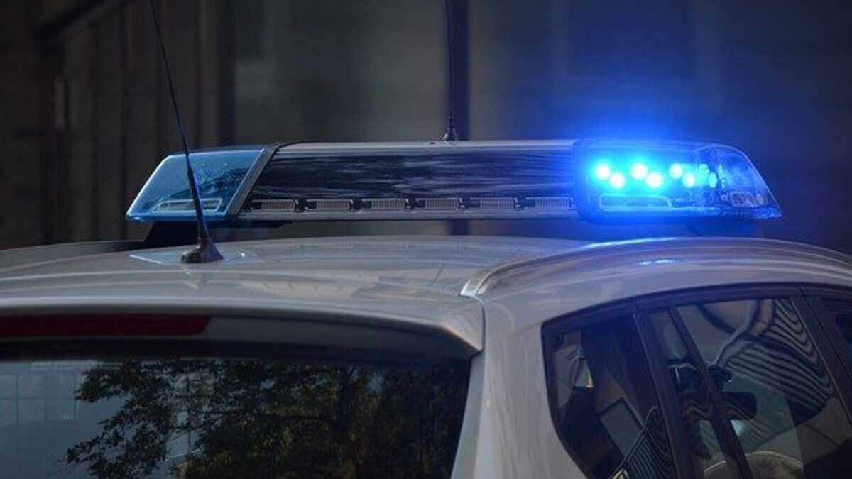 Mulher morre em acidente entre moto e caminhão no litoral de SP