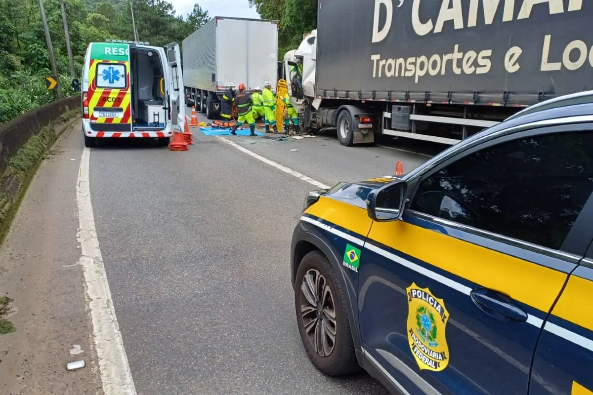 Novo acidente tem 3 caminhões, motorista ferido e bloqueio