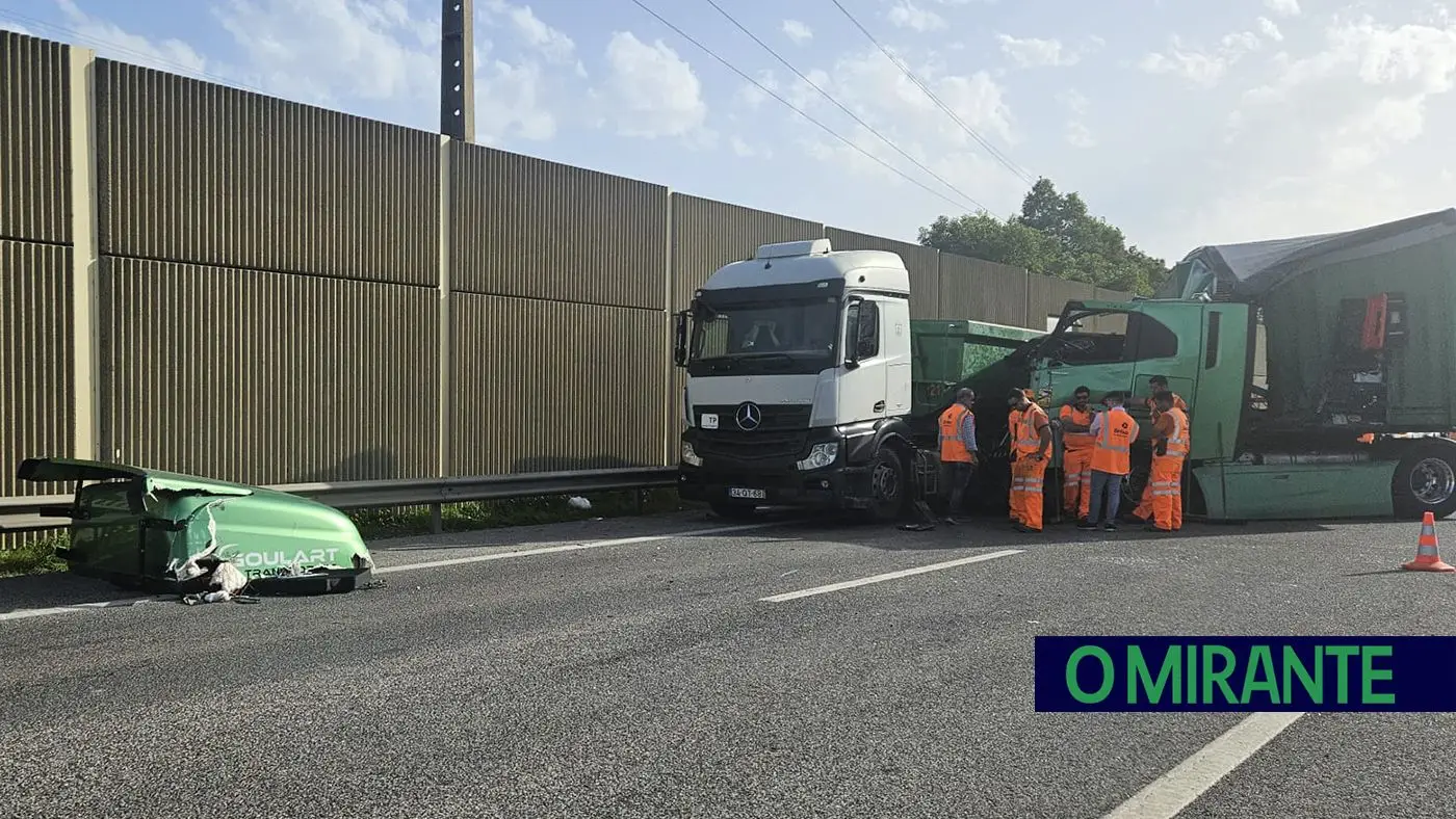 O MIRANTE | Trânsito lento na A1 na zona de Alverca devido a acidente com dois pesados