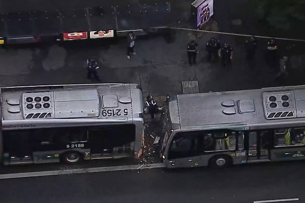 Ônibus batem e acidente deixa feridos na avenida Paulista - 14/04/2025 - Cotidiano
