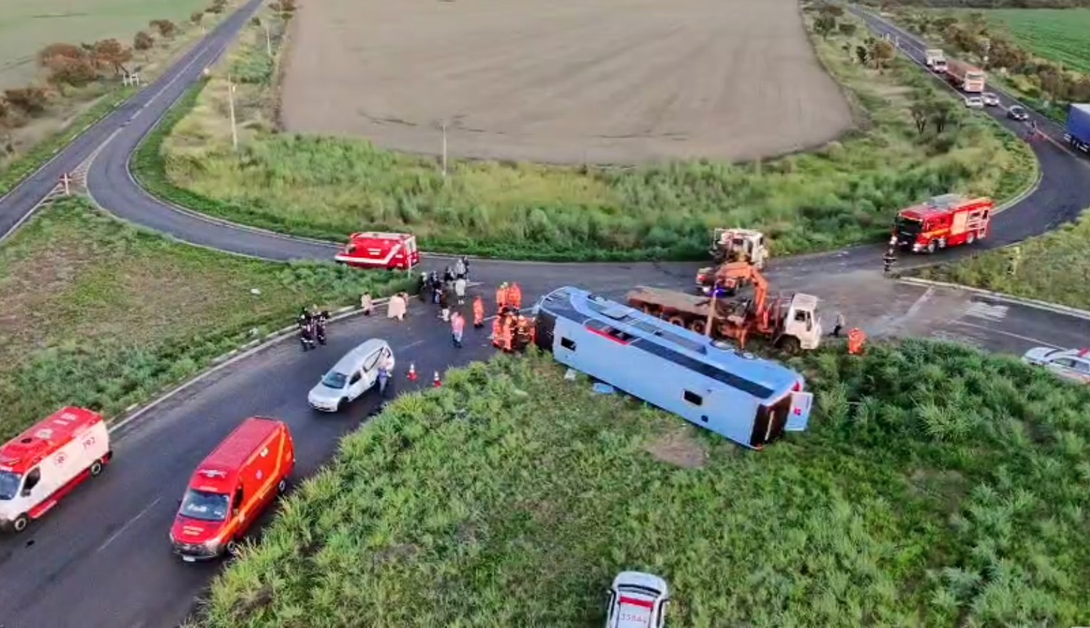 Ônibus tomba com 54 pessoas e deixa 11 mortos na MG-223 | Triângulo Mineiro | G1