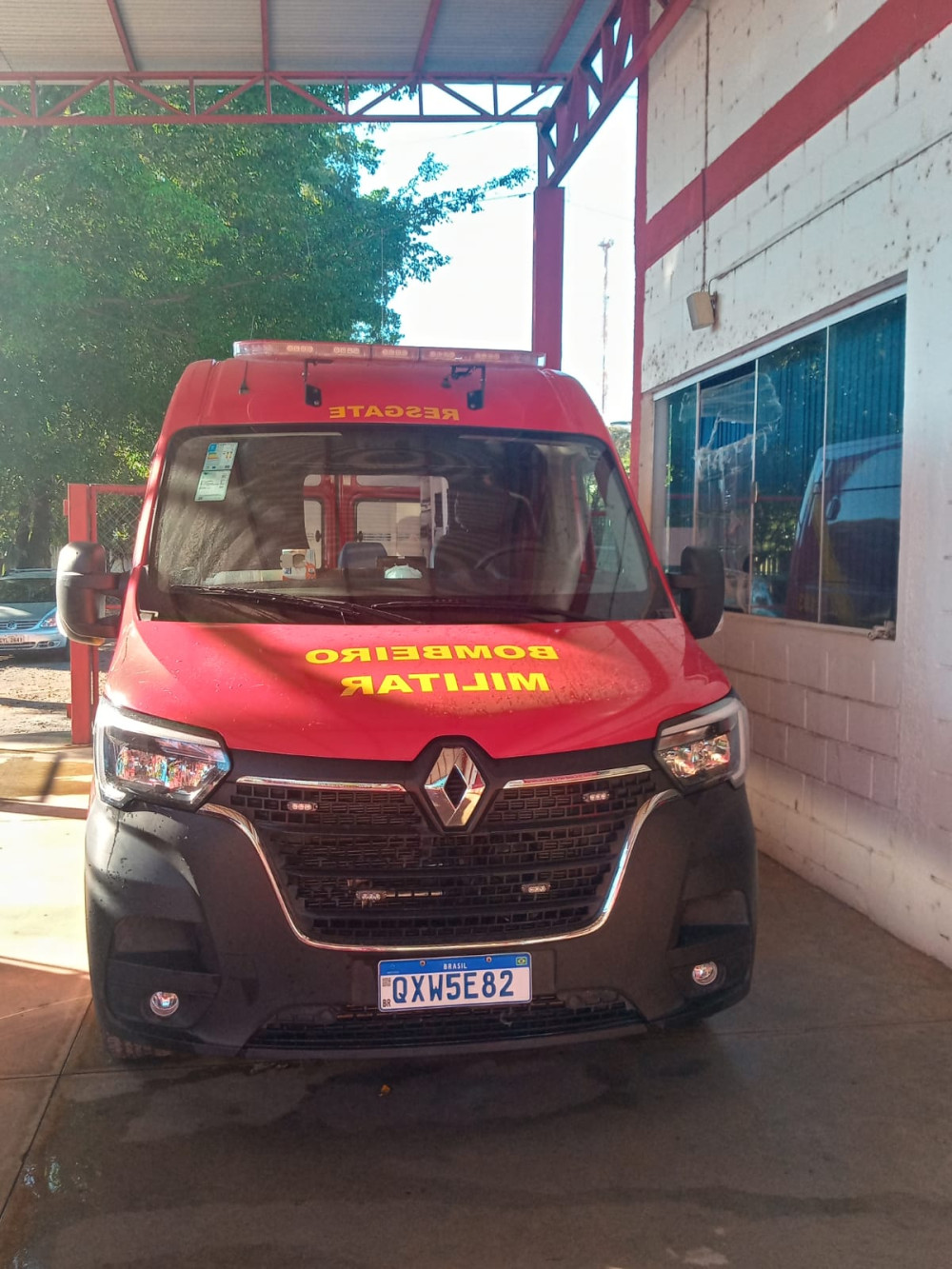 Portal Arcos - Acidente na avenida Magalhães Pinto deixa dois feridos e exige atendimento dos Bombeiros